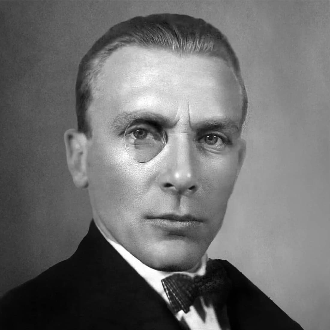 Булгаков Михаил Афанасьевич с моноклем.